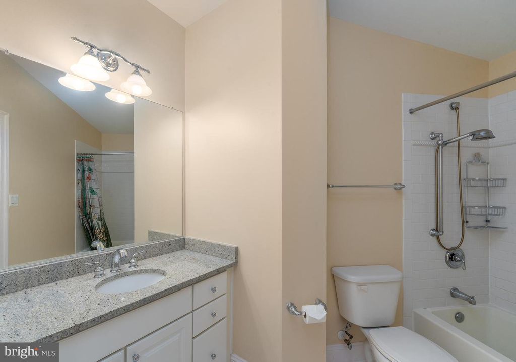 Image 43 of property listing at 3927 BRIAR KNOLL CIR, Phoenix, MD 21131