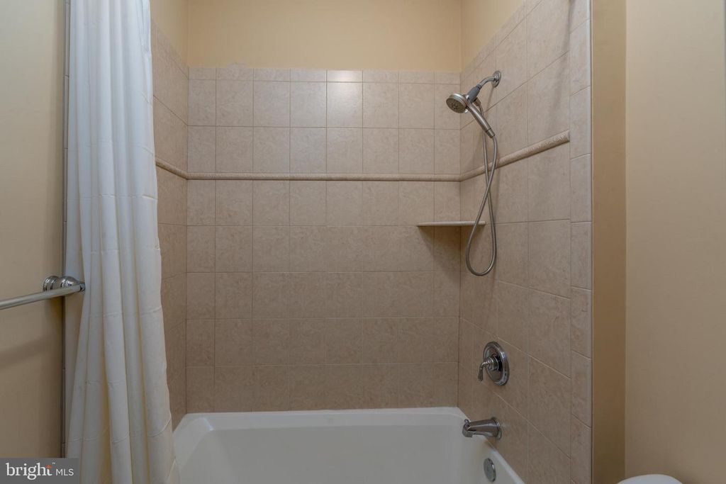 Image 50 of property listing at 3927 BRIAR KNOLL CIR, Phoenix, MD 21131