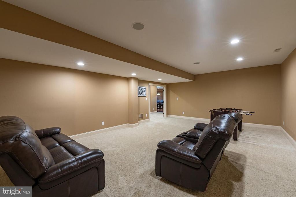 Image 56 of property listing at 3927 BRIAR KNOLL CIR, Phoenix, MD 21131