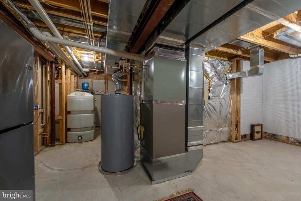 Image 60 of property listing at 3927 BRIAR KNOLL CIR, Phoenix, MD 21131