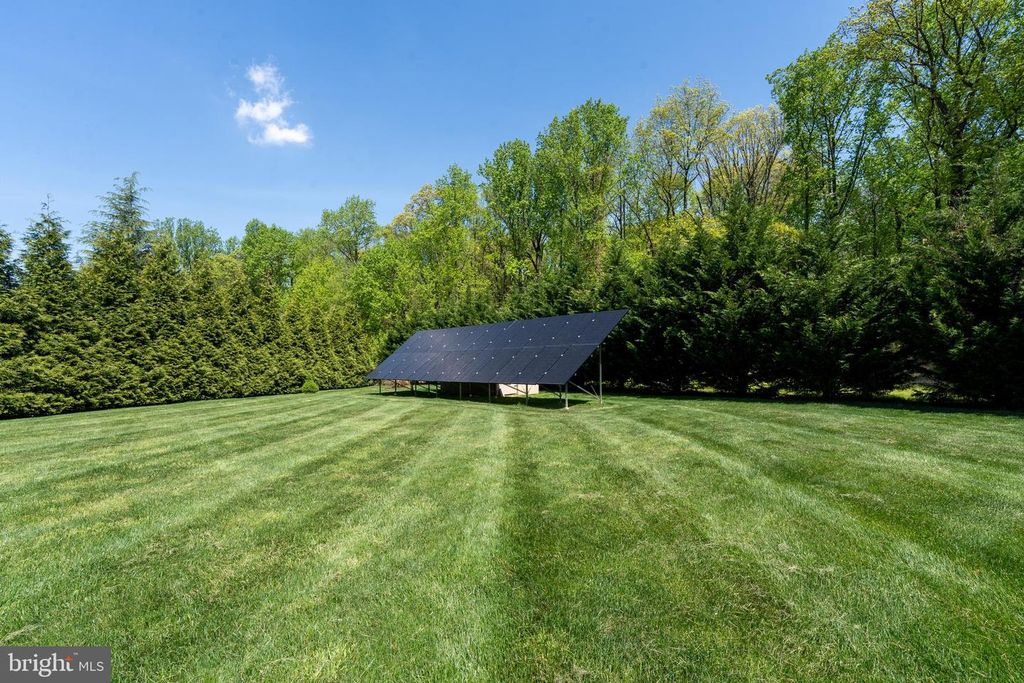 Image 65 of property listing at 3927 BRIAR KNOLL CIR, Phoenix, MD 21131