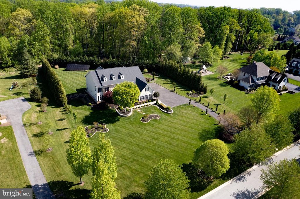 Image 68 of property listing at 3927 BRIAR KNOLL CIR, Phoenix, MD 21131