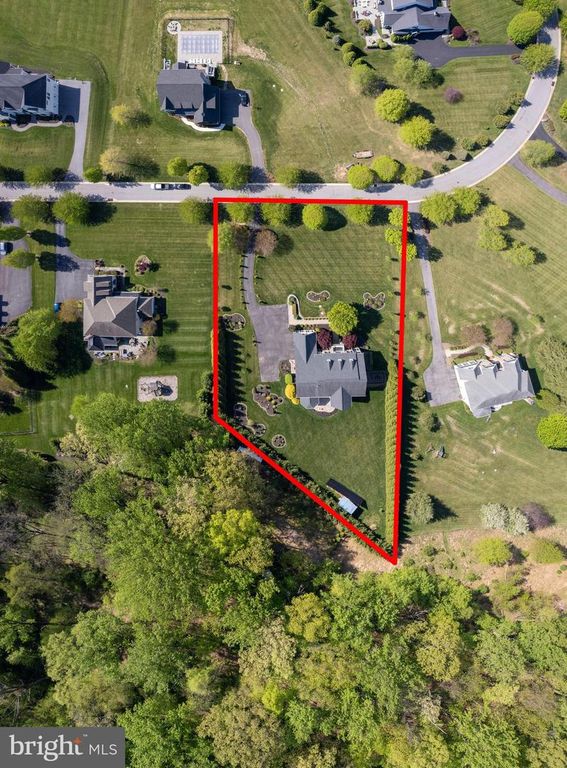 Image 69 of property listing at 3927 BRIAR KNOLL CIR, Phoenix, MD 21131