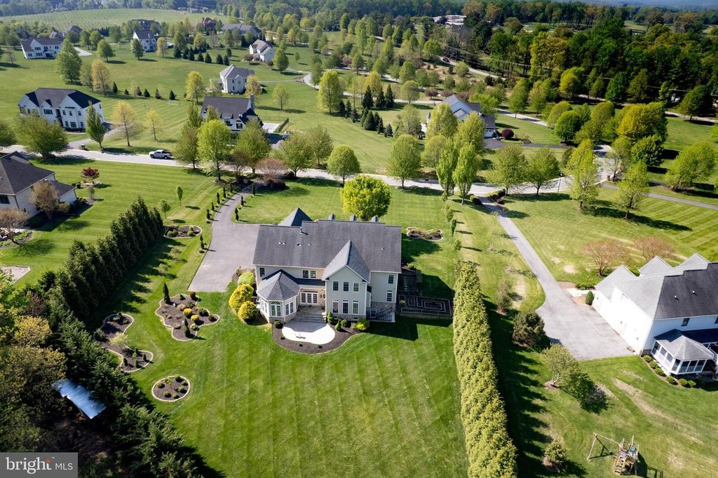 Image 70 of property listing at 3927 BRIAR KNOLL CIR, Phoenix, MD 21131