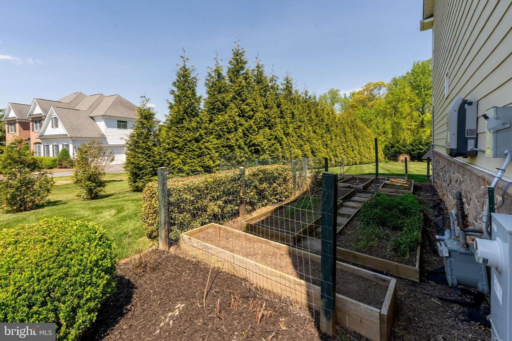 Image 72 of property listing at 3927 BRIAR KNOLL CIR, Phoenix, MD 21131