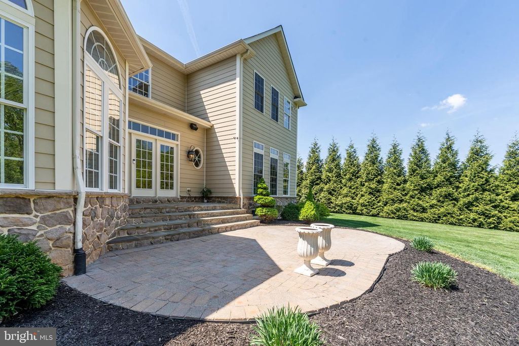 Image 73 of property listing at 3927 BRIAR KNOLL CIR, Phoenix, MD 21131