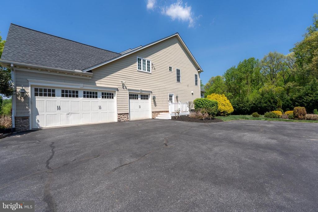 Image 74 of property listing at 3927 BRIAR KNOLL CIR, Phoenix, MD 21131