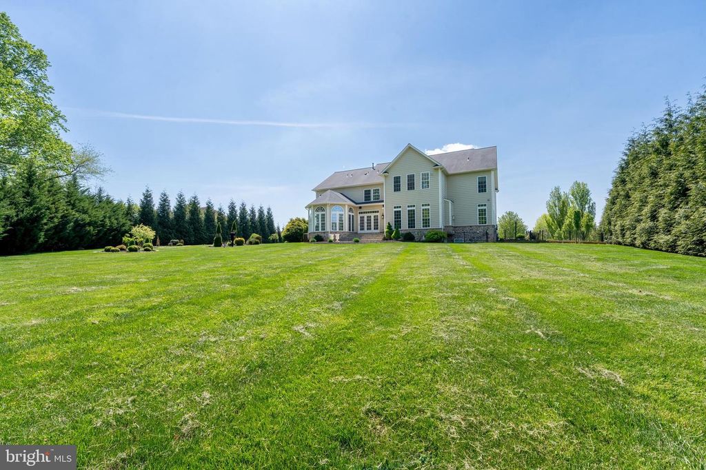 Image 75 of property listing at 3927 BRIAR KNOLL CIR, Phoenix, MD 21131