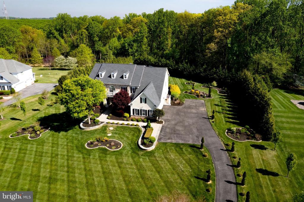 Image 78 of property listing at 3927 BRIAR KNOLL CIR, Phoenix, MD 21131