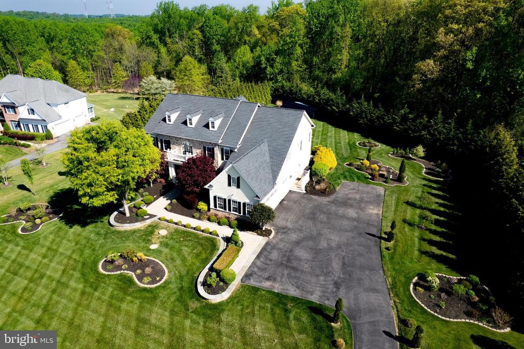 Image 79 of property listing at 3927 BRIAR KNOLL CIR, Phoenix, MD 21131