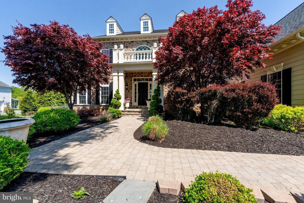 Image 81 of property listing at 3927 BRIAR KNOLL CIR, Phoenix, MD 21131