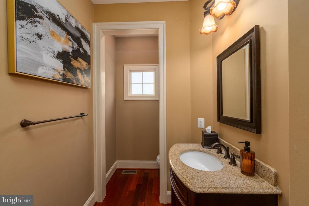 Image 9 of property listing at 3927 BRIAR KNOLL CIR, Phoenix, MD 21131