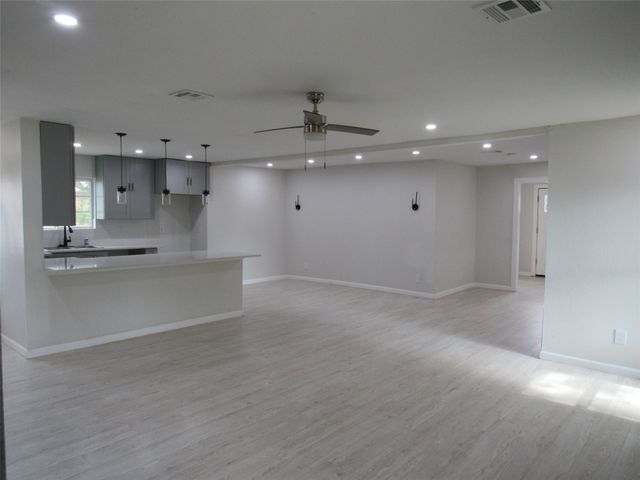 321 Crescent Drive, Hewitt, TX 76643