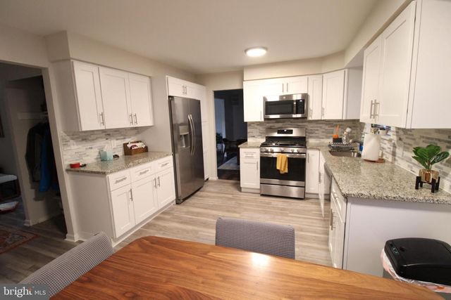 9 HAMPSHIRE AVE, Blackwood, NJ 08012