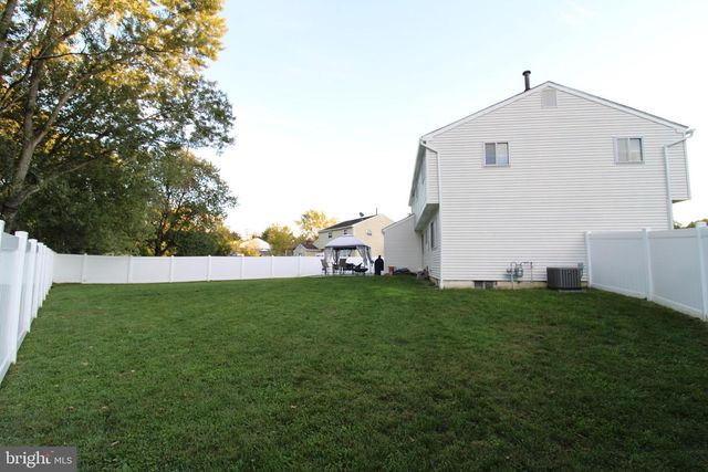 9 HAMPSHIRE AVE, Blackwood, NJ 08012