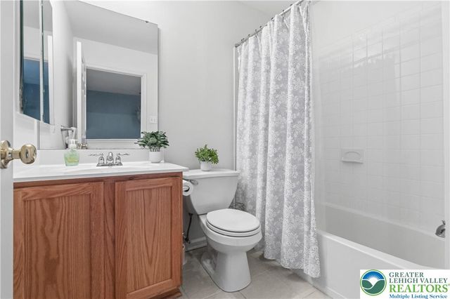 1632 Oakridge Lane, Hellertown Boro, PA 18055