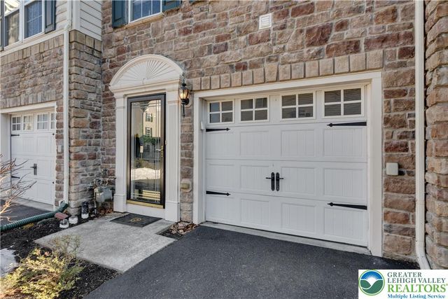 1632 Oakridge Lane, Hellertown Boro, PA 18055