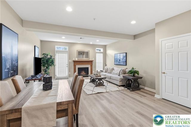 1632 Oakridge Lane, Hellertown Boro, PA 18055