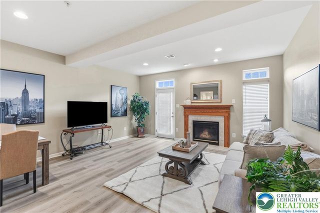 1632 Oakridge Lane, Hellertown Boro, PA 18055