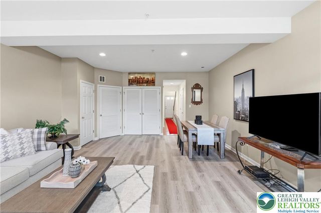 1632 Oakridge Lane, Hellertown Boro, PA 18055