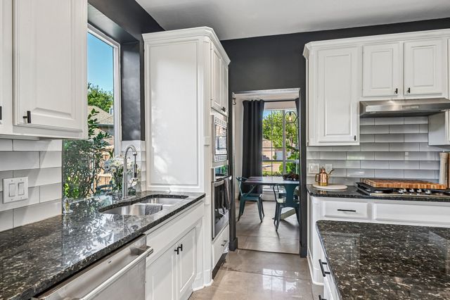 2204 Wembley Wood Lane, Bedford, TX 76022