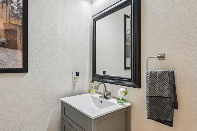 2204 Wembley Wood Lane, Bedford, TX 76022