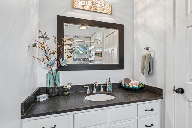 2204 Wembley Wood Lane, Bedford, TX 76022