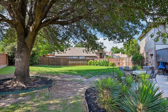 2204 Wembley Wood Lane, Bedford, TX 76022