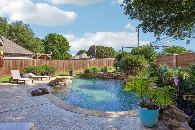 2204 Wembley Wood Lane, Bedford, TX 76022