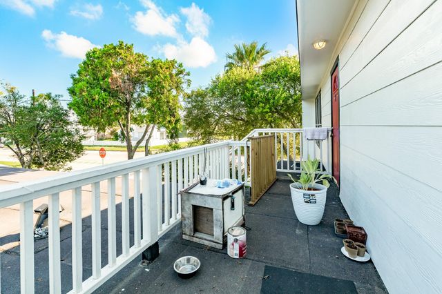 5301 Avenue R 1/2, Galveston, TX 77551