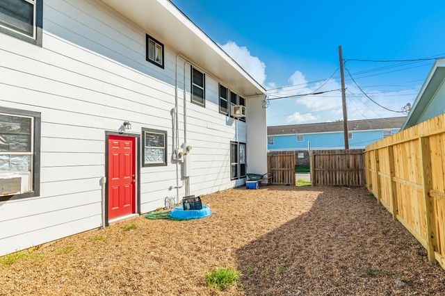 5301 Avenue R 1/2, Galveston, TX 77551