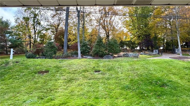 49 Woodside Dr, South Strabane, PA 15301