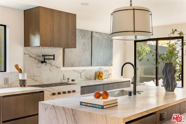 922 West Knoll Drive, West Hollywood, CA 90069