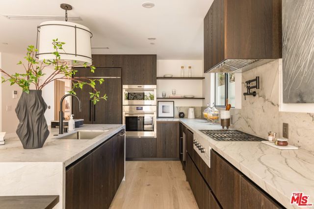 922 West Knoll Drive, West Hollywood, CA 90069