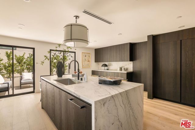922 West Knoll Drive, West Hollywood, CA 90069