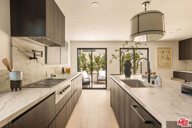 922 West Knoll Drive, West Hollywood, CA 90069