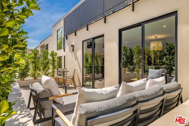 922 West Knoll Drive, West Hollywood, CA 90069