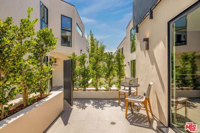 922 West Knoll Drive, West Hollywood, CA 90069