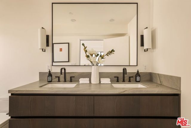 922 West Knoll Drive, West Hollywood, CA 90069