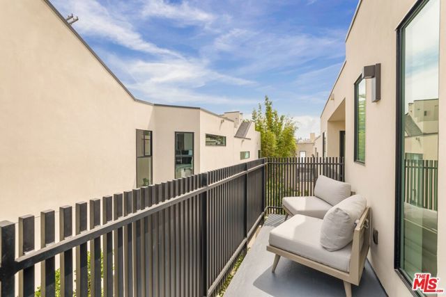 922 West Knoll Drive, West Hollywood, CA 90069