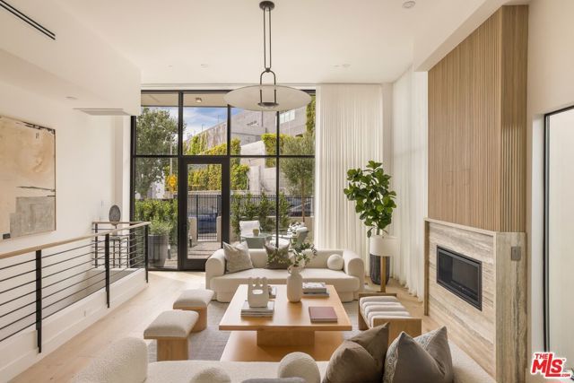 922 West Knoll Drive, West Hollywood, CA 90069