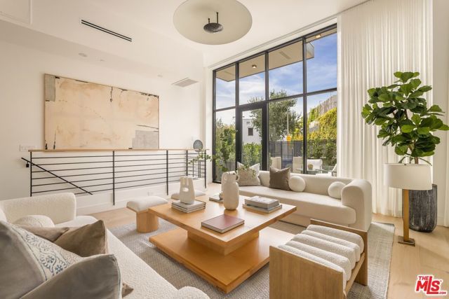 922 West Knoll Drive, West Hollywood, CA 90069