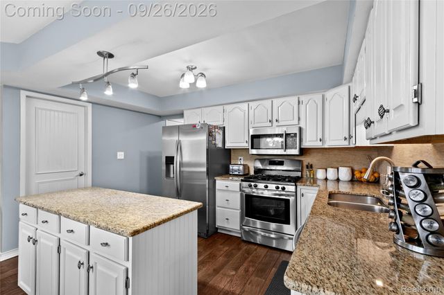 36319 Travis Drive, Sterling Heights, MI 48312