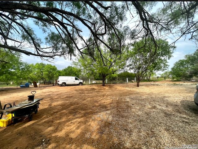 138 CR 2666, Moore, TX 78057