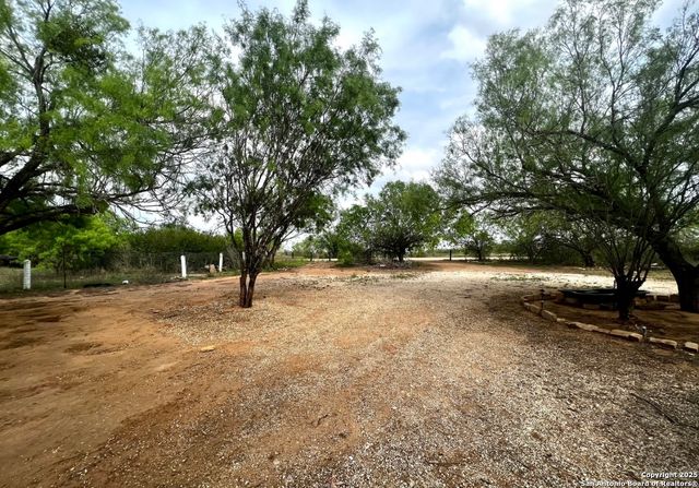 138 CR 2666, Moore, TX 78057