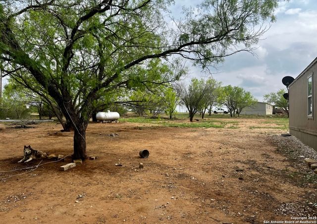138 CR 2666, Moore, TX 78057