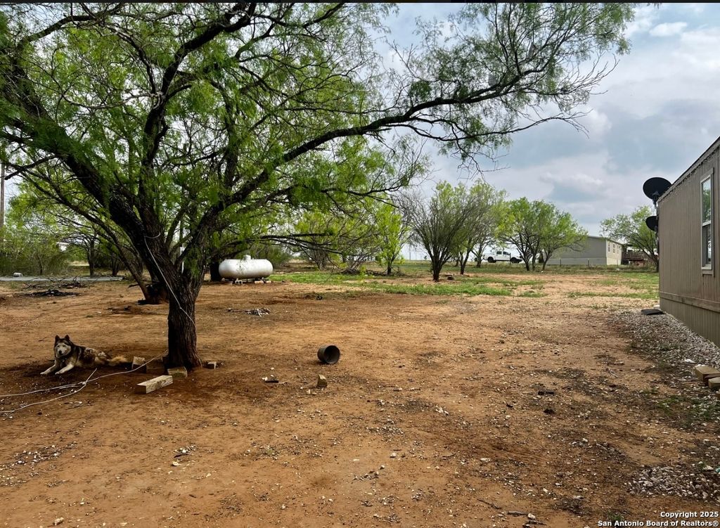 138 CR 2666, Moore, TX 78057