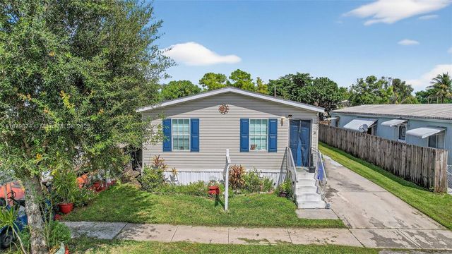 21651 NW 3rd St, Pembroke Pines, FL 33029