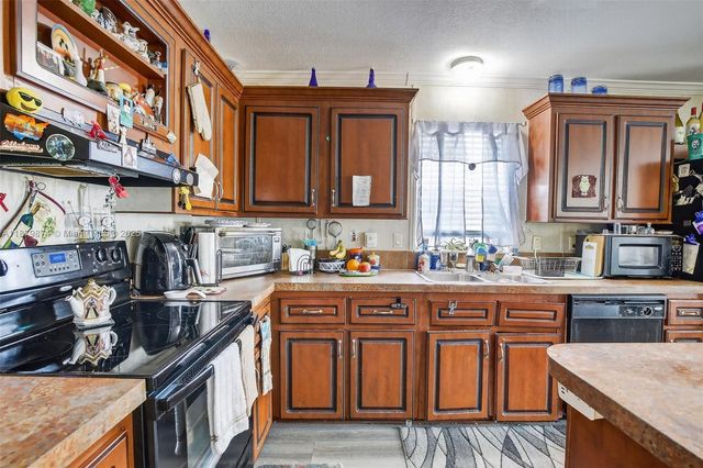 21651 NW 3rd St, Pembroke Pines, FL 33029