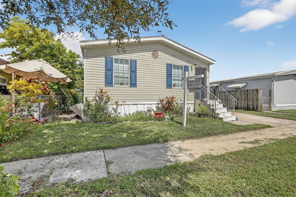 21651 NW 3rd St, Pembroke Pines, FL 33029